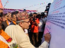 मकवानपुरगढी गाउँपालिका अध्यक्षद्वरा बालमैत्री शासन दिगोपनाको लागिप्रतिवद्वतामा हस्तक्षर गर्दै
